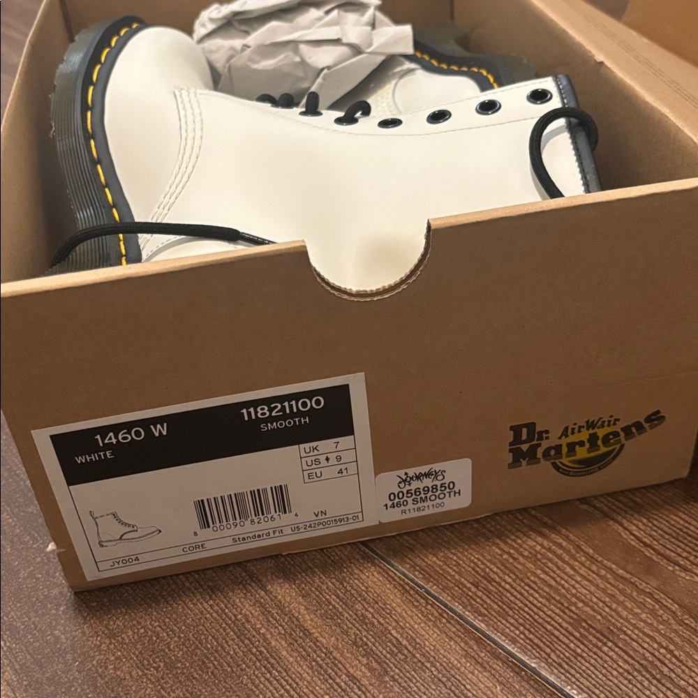 NIB DR MARTENS SMOOTH WHITE SIZE 9 - Picture 3 of 8